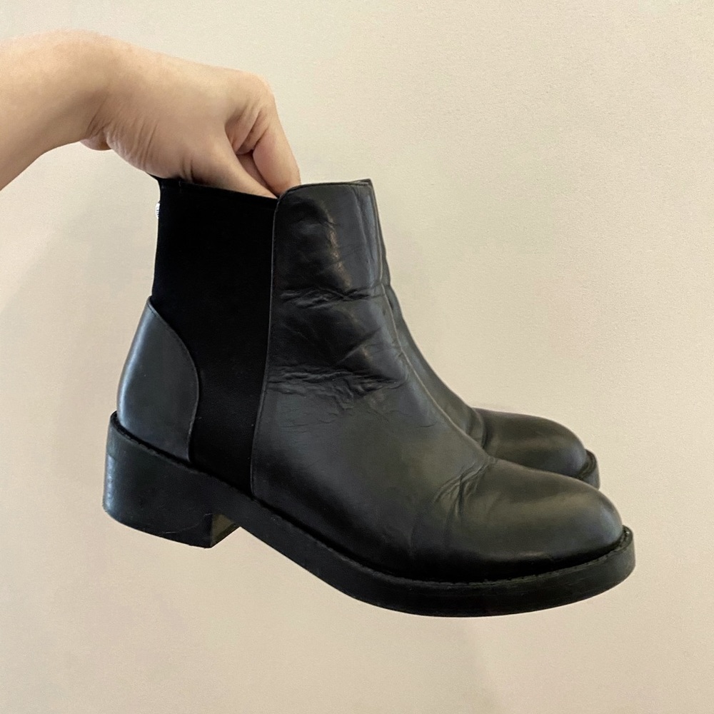 Steve Madden Flat Black Round Toe Chelsea Boots